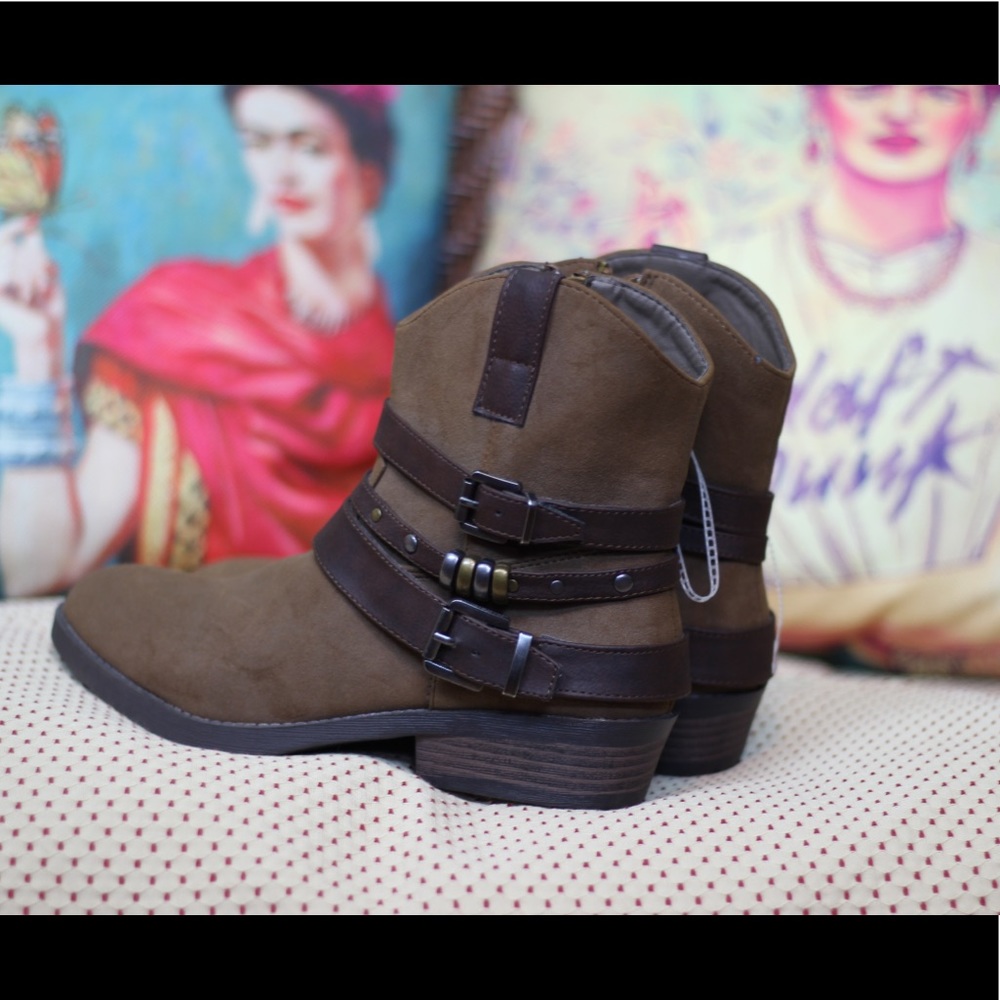 Cute Sam Edelman @kids Becka straps booties!
